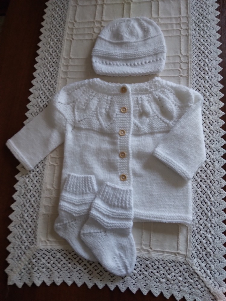 Ručně pletená soupravička pro miminka 3-6 měsícú ve sněhově bílé barvě.