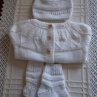 Ručně pletená soupravička pro miminka 3-6 měsícú ve sněhově bílé barvě.