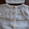 Ručně pletená soupravička pro miminka 3-6 měsícú ve sněhově bílé barvě.