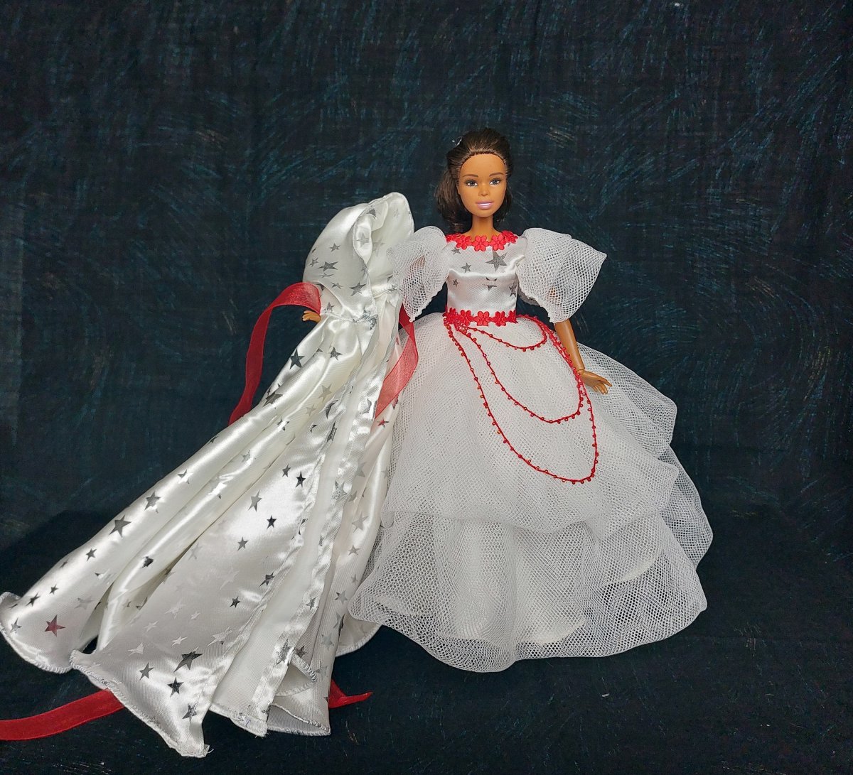 Smetanové šatičky s pláštěm