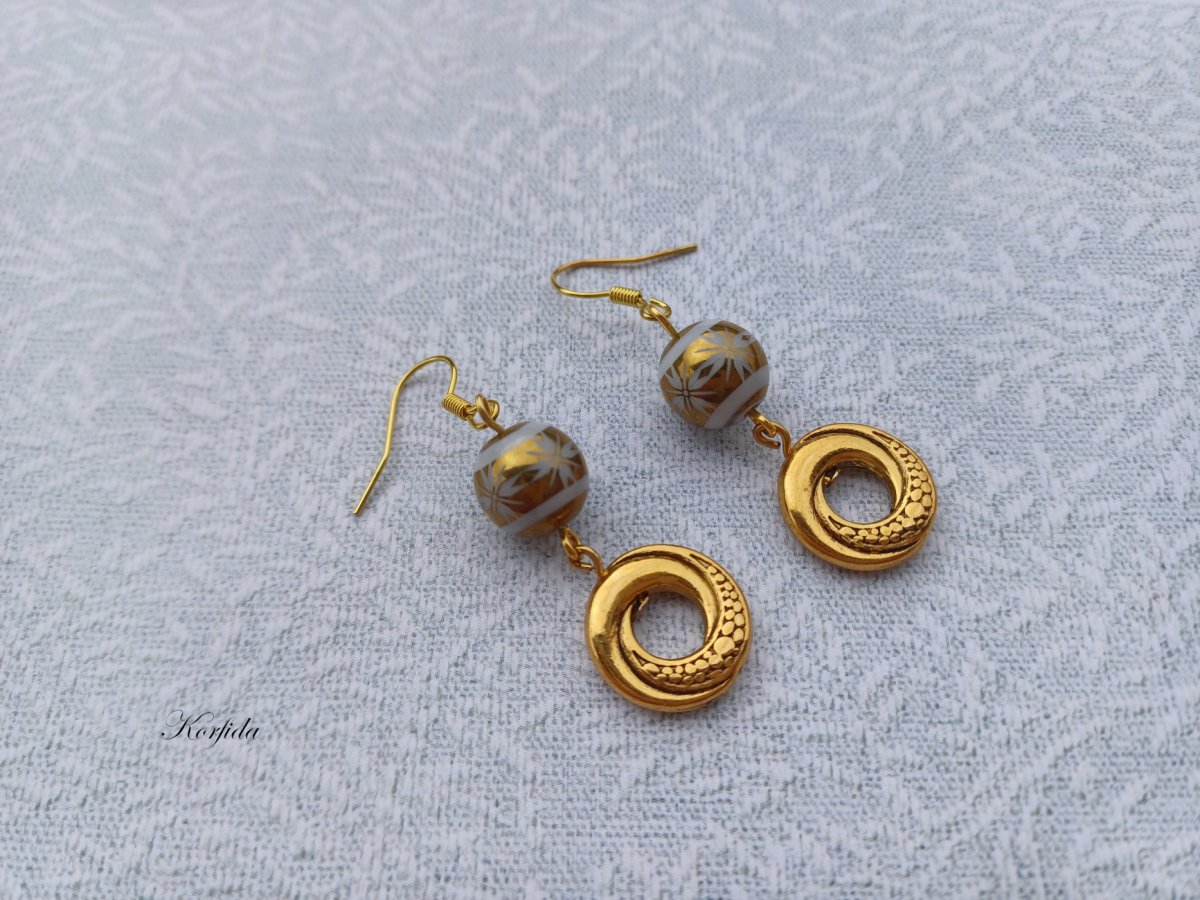 Náušnice barvy zlaté a bílé s kolečky