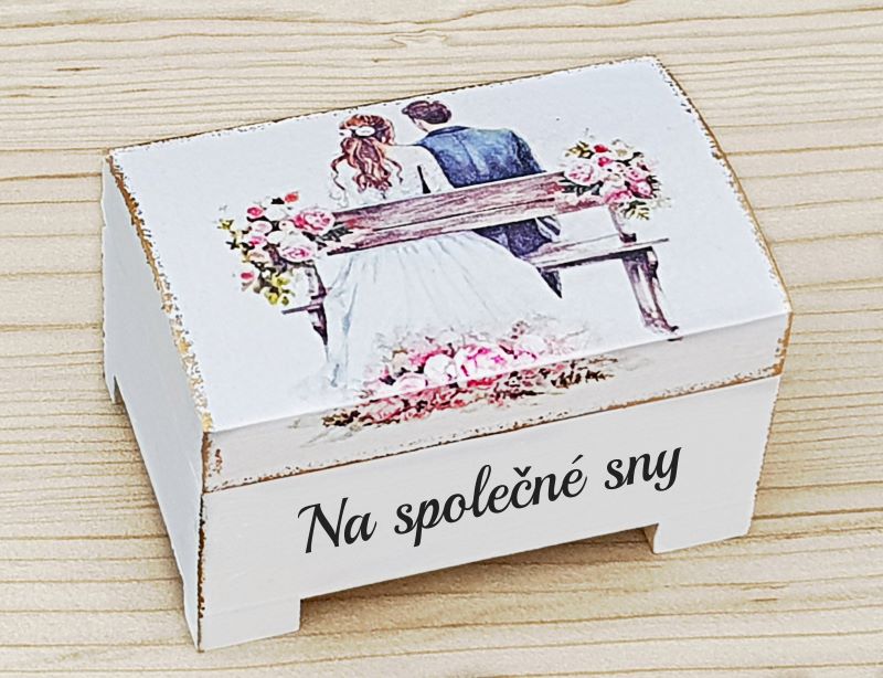 svatební truhlička novomanželé na lavičce