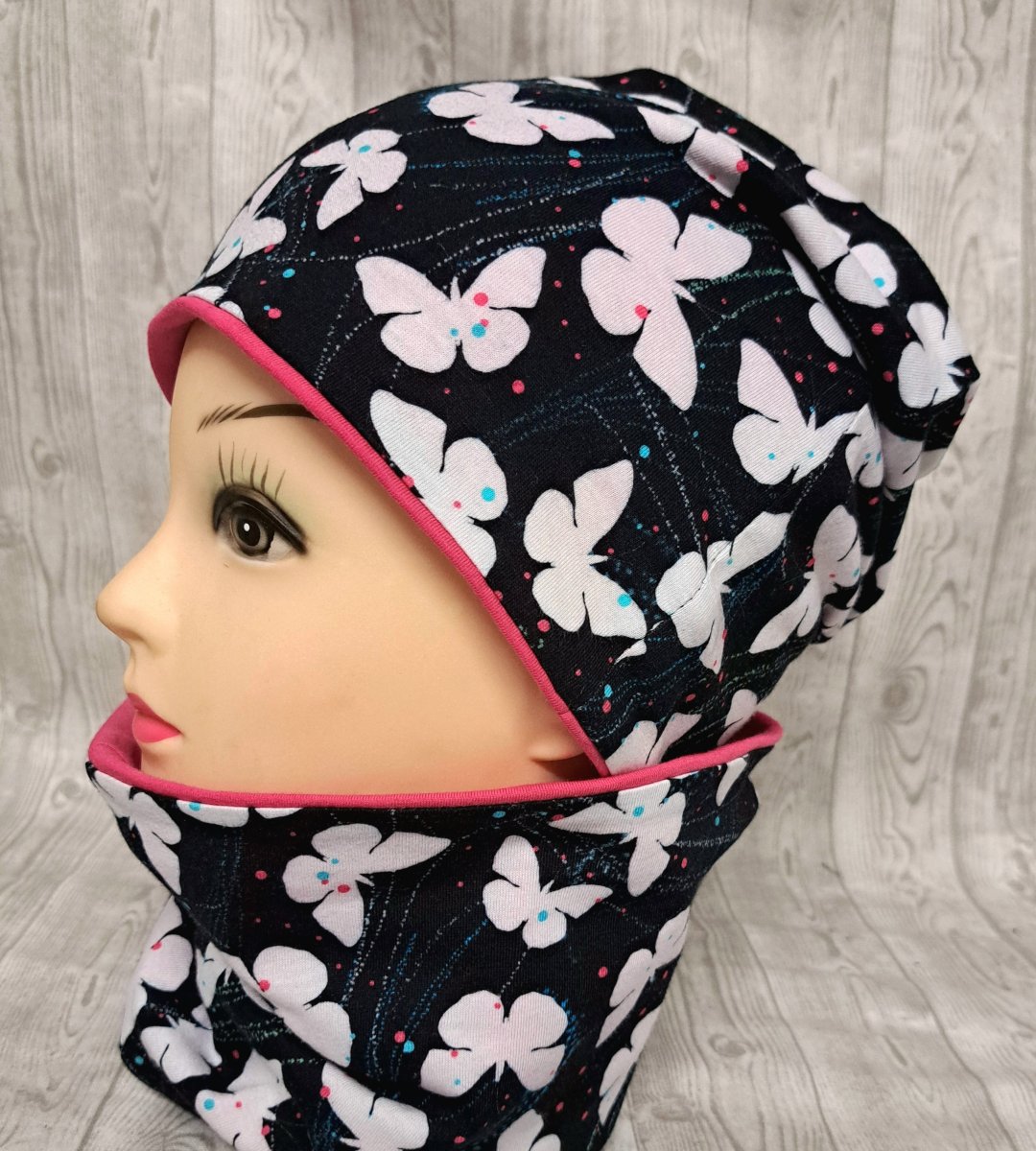 Čepice a nákrčník -motýl na černé a růžová 