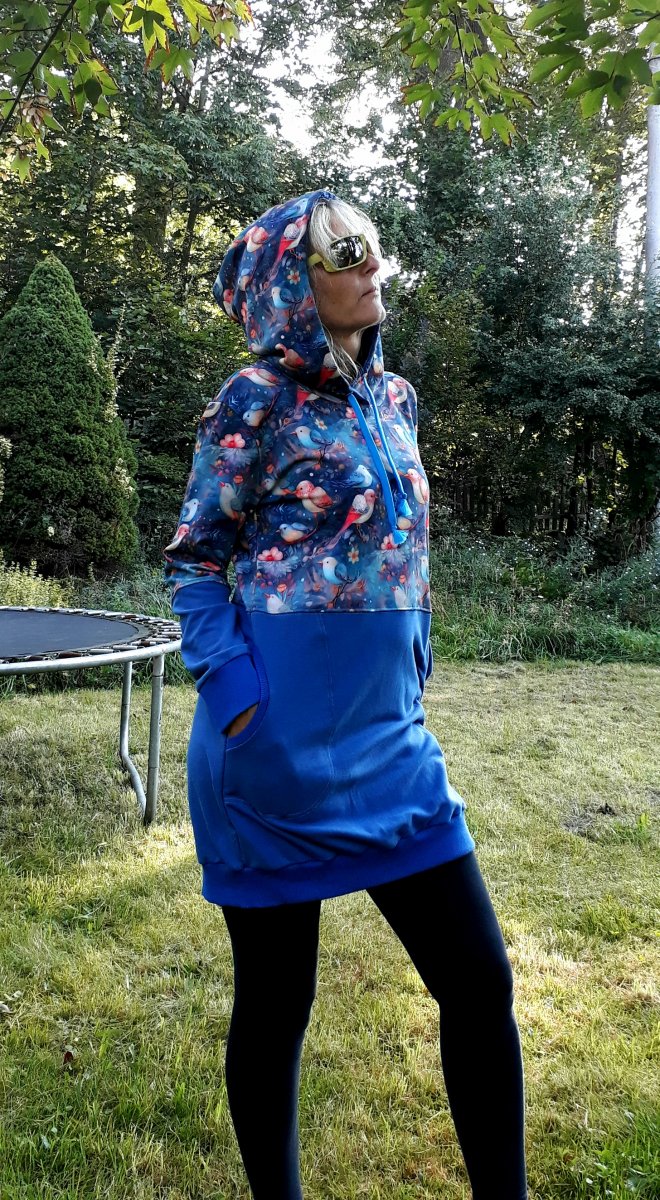 Modré mikinové šaty s ptáčky