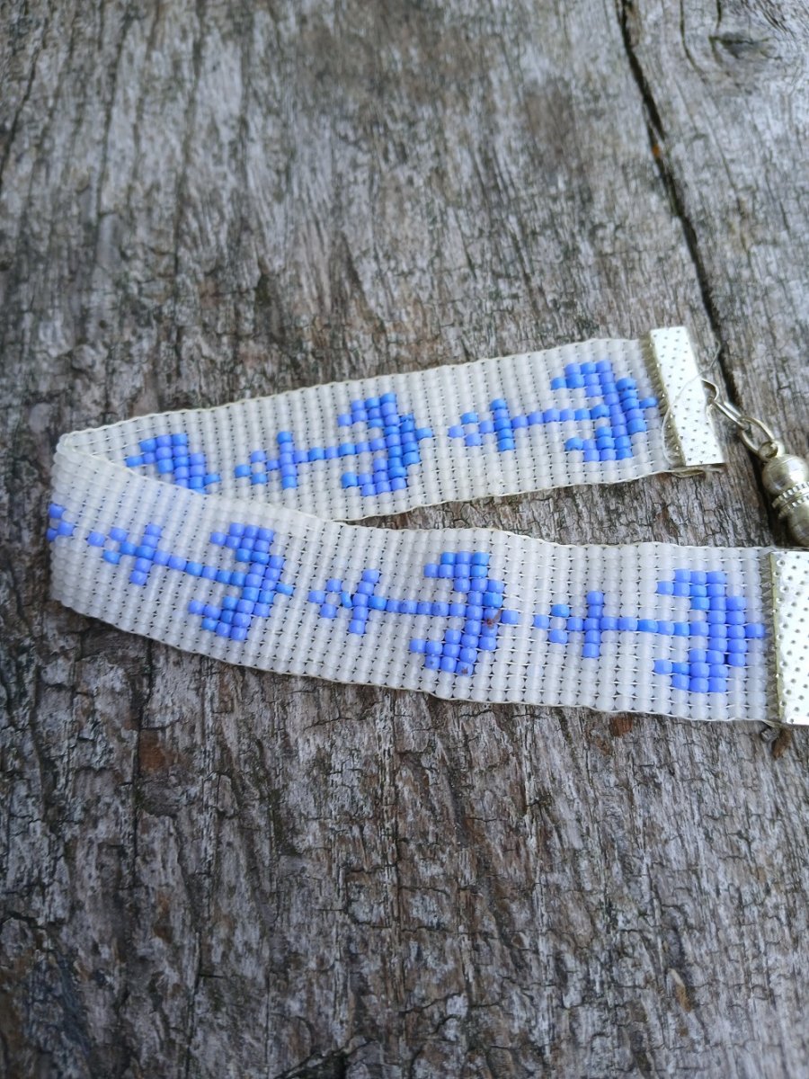 tkaný náramek z korálků kotvy