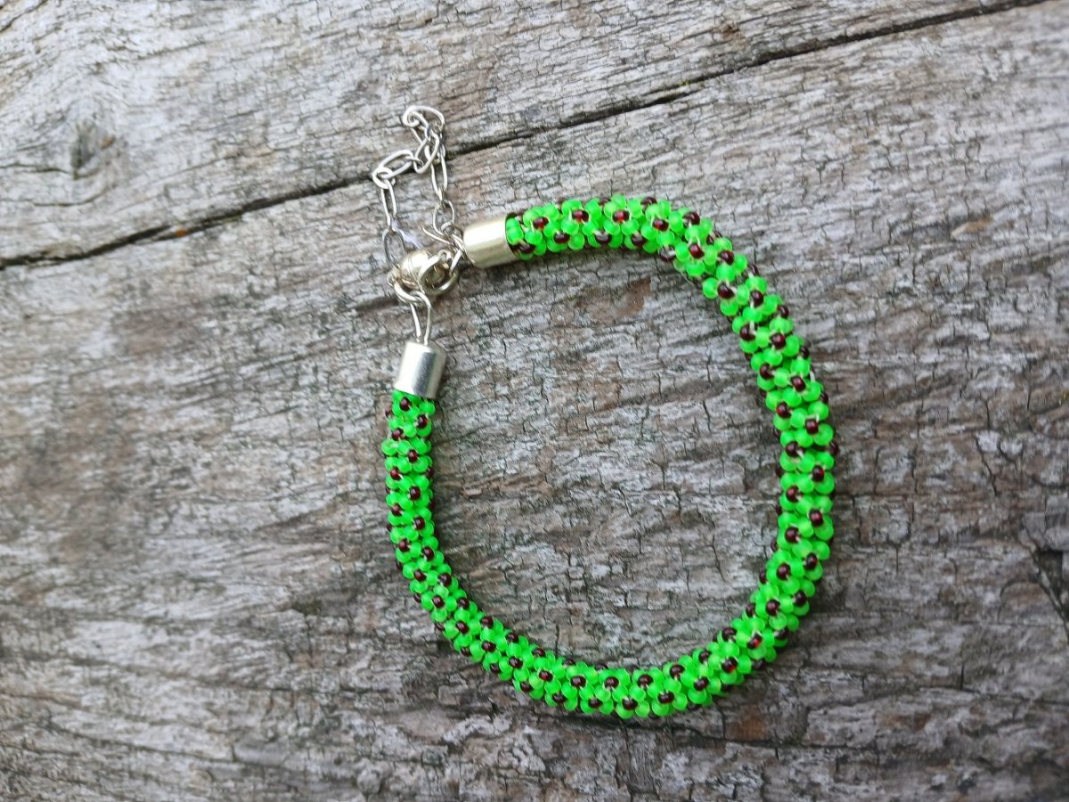 náramek šitá dutinka - zelený