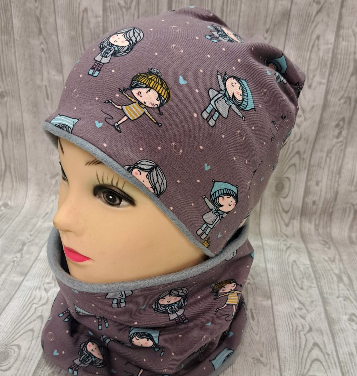 Čepice a nákrčník - holky bruslí s šedou 