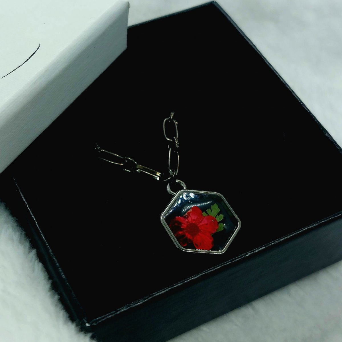 Náhrdelník s lučním kvítím červený