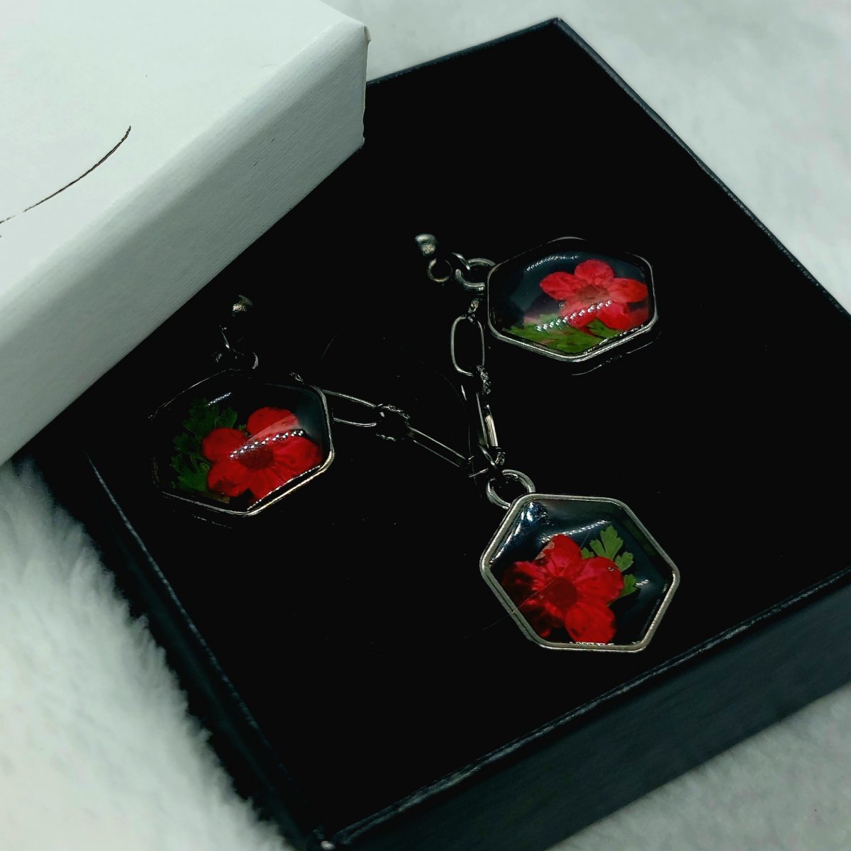 Set s lučním kvítím červený