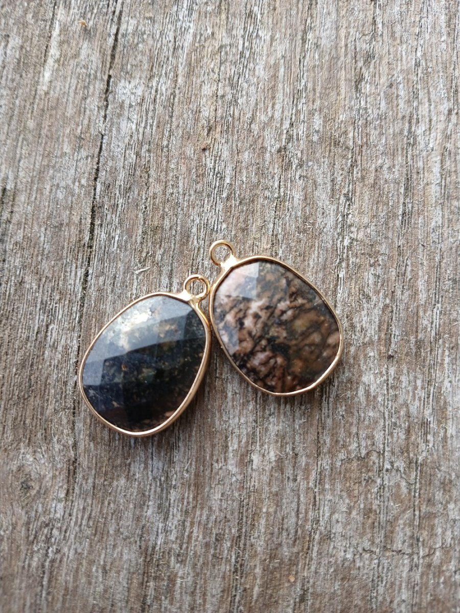 Přívěsek z broušeného rodonitu s hranou z mosazi