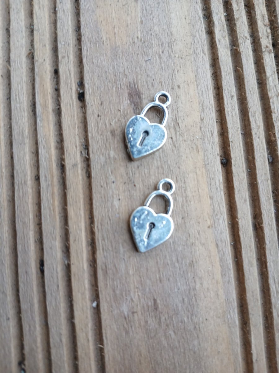 kovové srdíčko ve tvaru zámečku