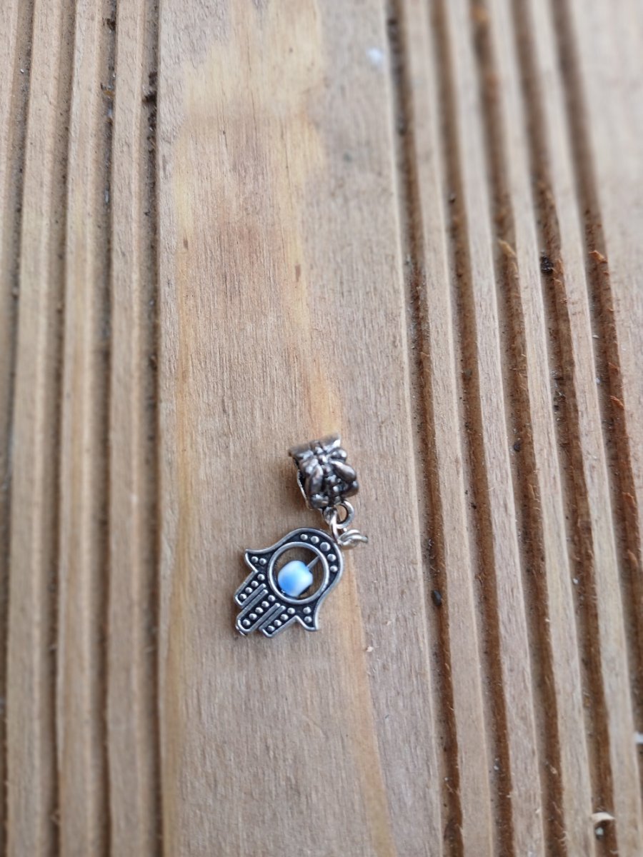 kovový korálek ruka