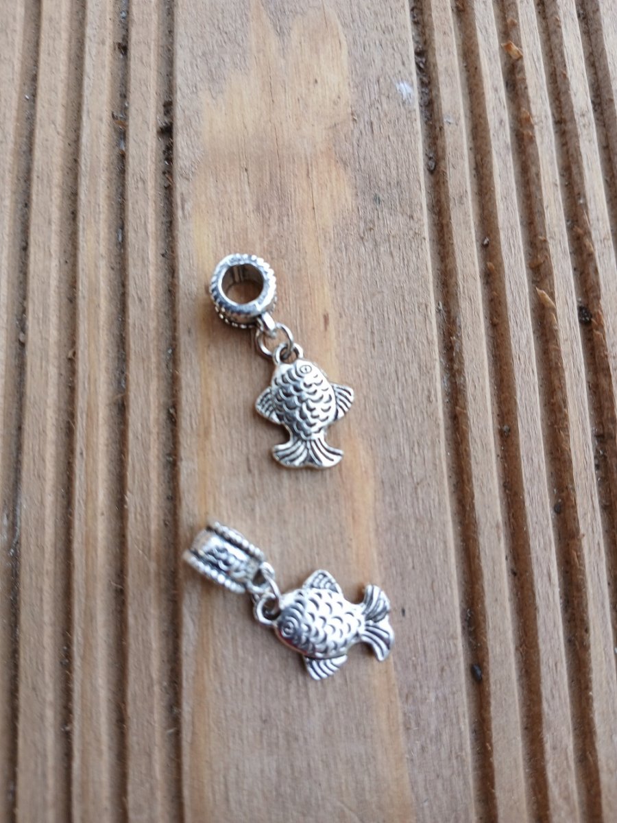 kovový korálek ryba