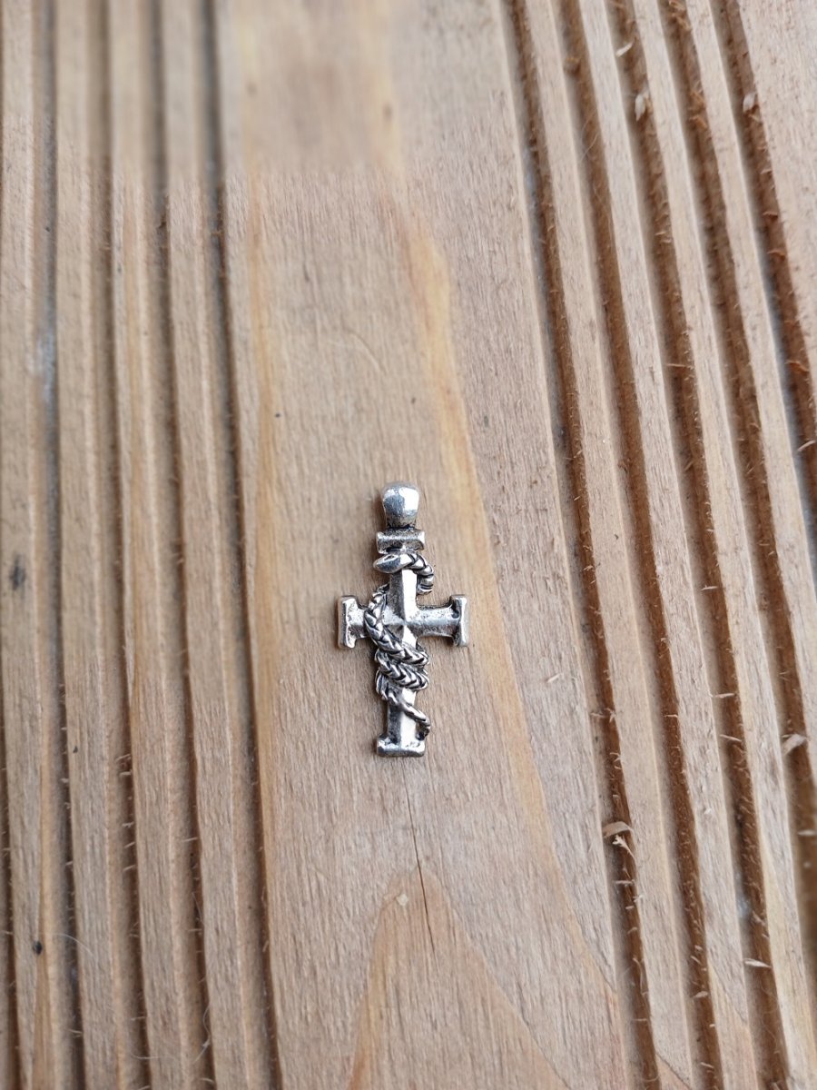 kovový přívěsek křížek s hadem