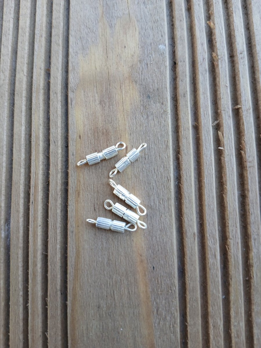 šroubovací zapínání - válec, rozměr 8 x 4 mm, pokovení stříbro