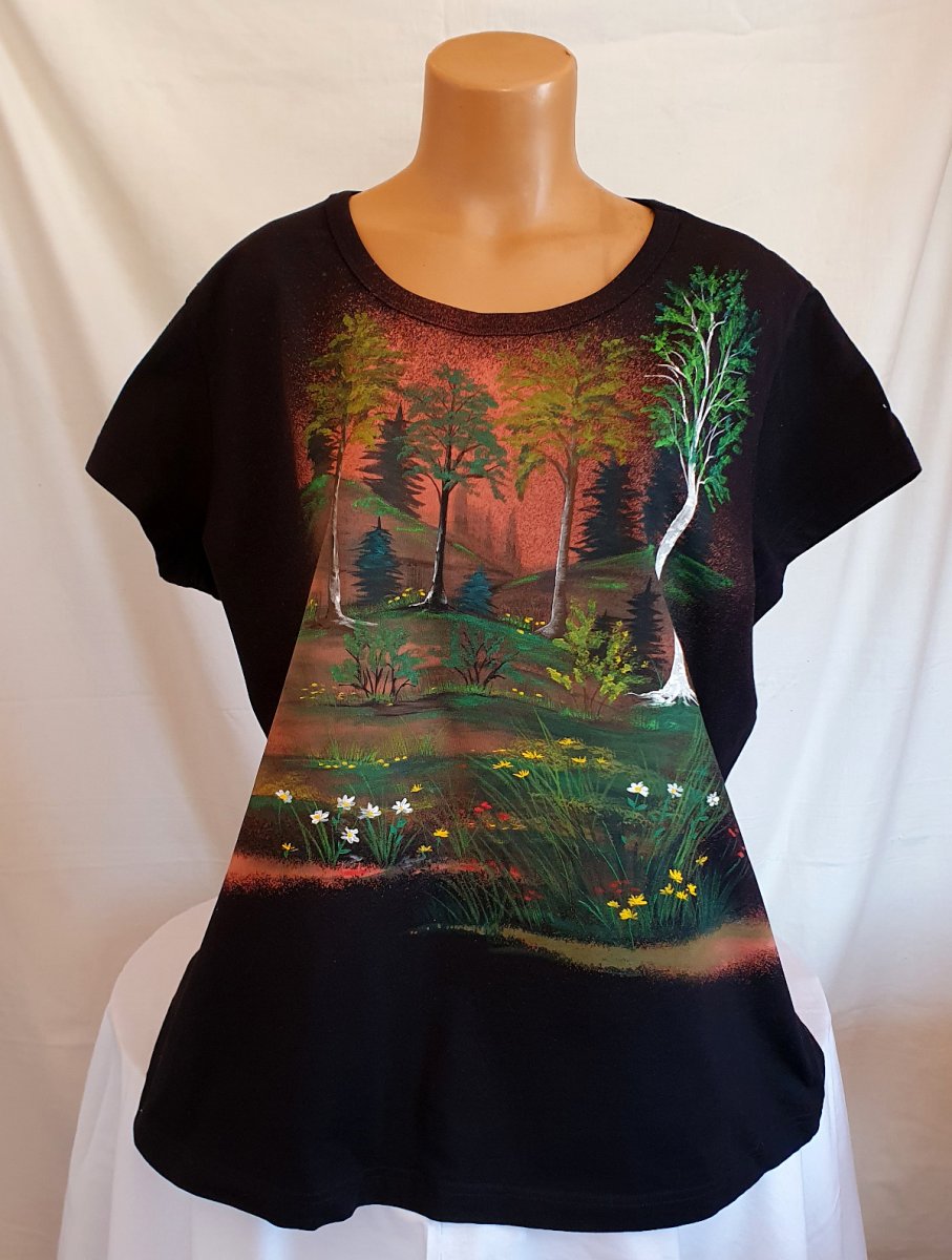 Černé tričko s krajinou se stromy