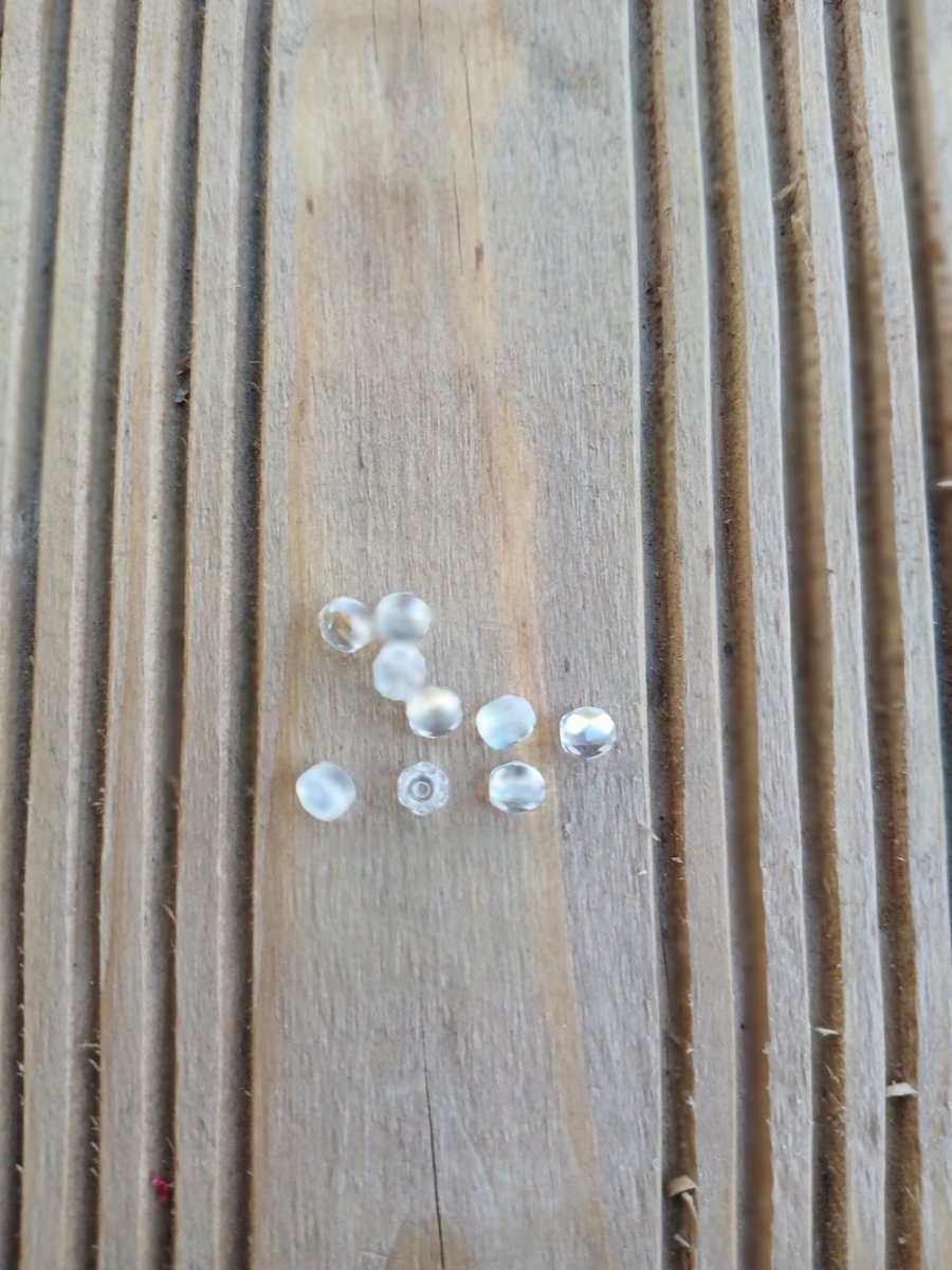 skleněný  korálek o průměru 4 mm perleť