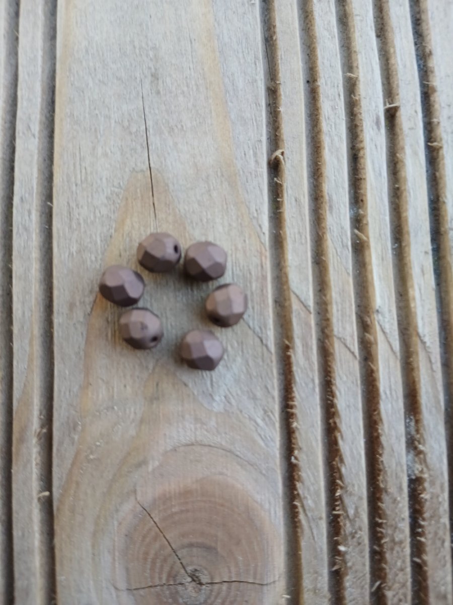 skleněný  korálek o průměru 6 mm hnědý matný