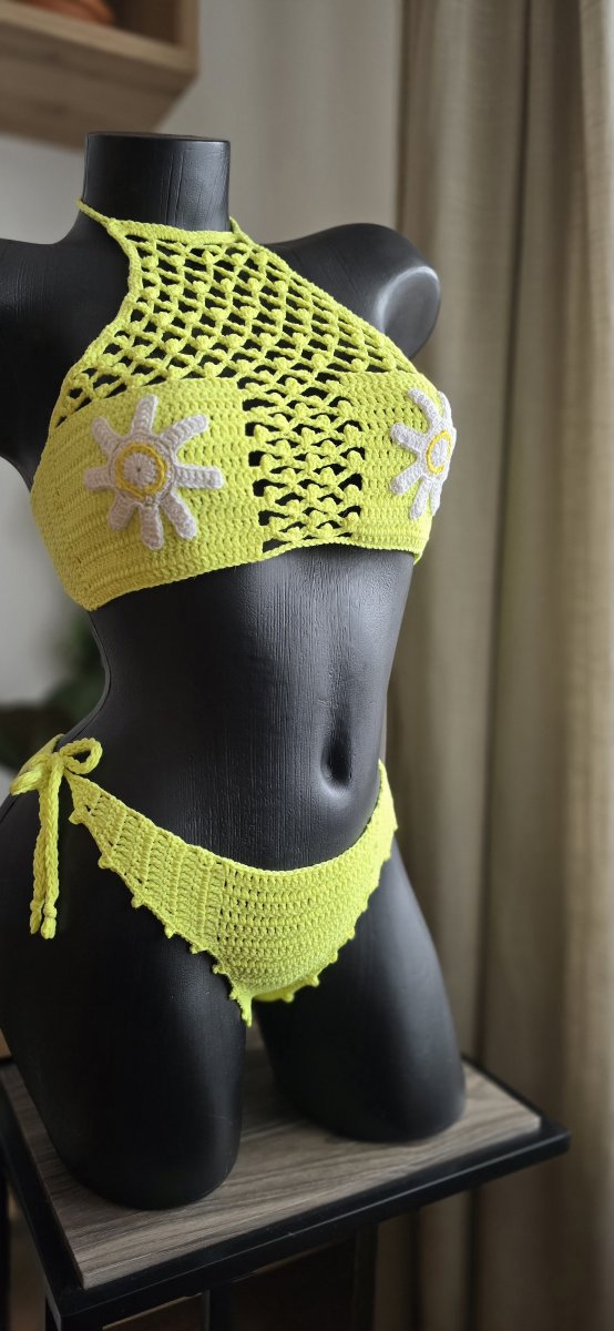 Háčkované plavky s květy.