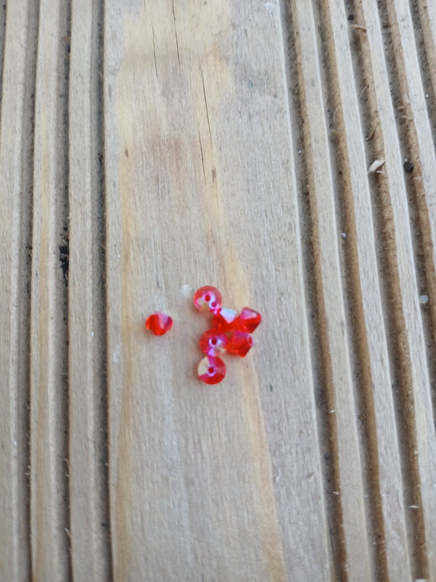 skleněný  korálek o průměru 4 mm červený