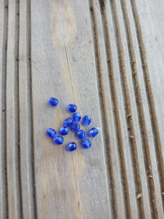 skleněný  korálek o průměru 4 mm modrý