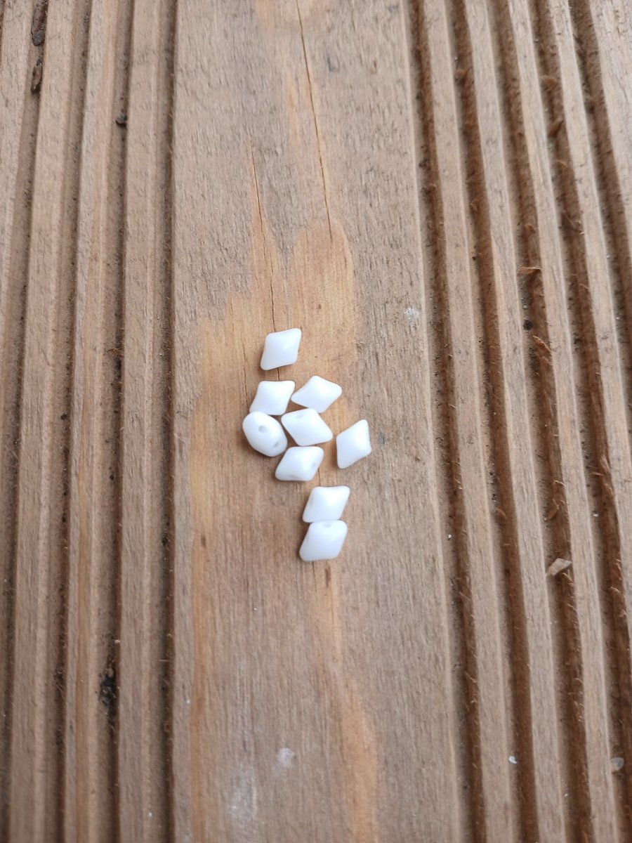 korálek mačkaný Vario bílý