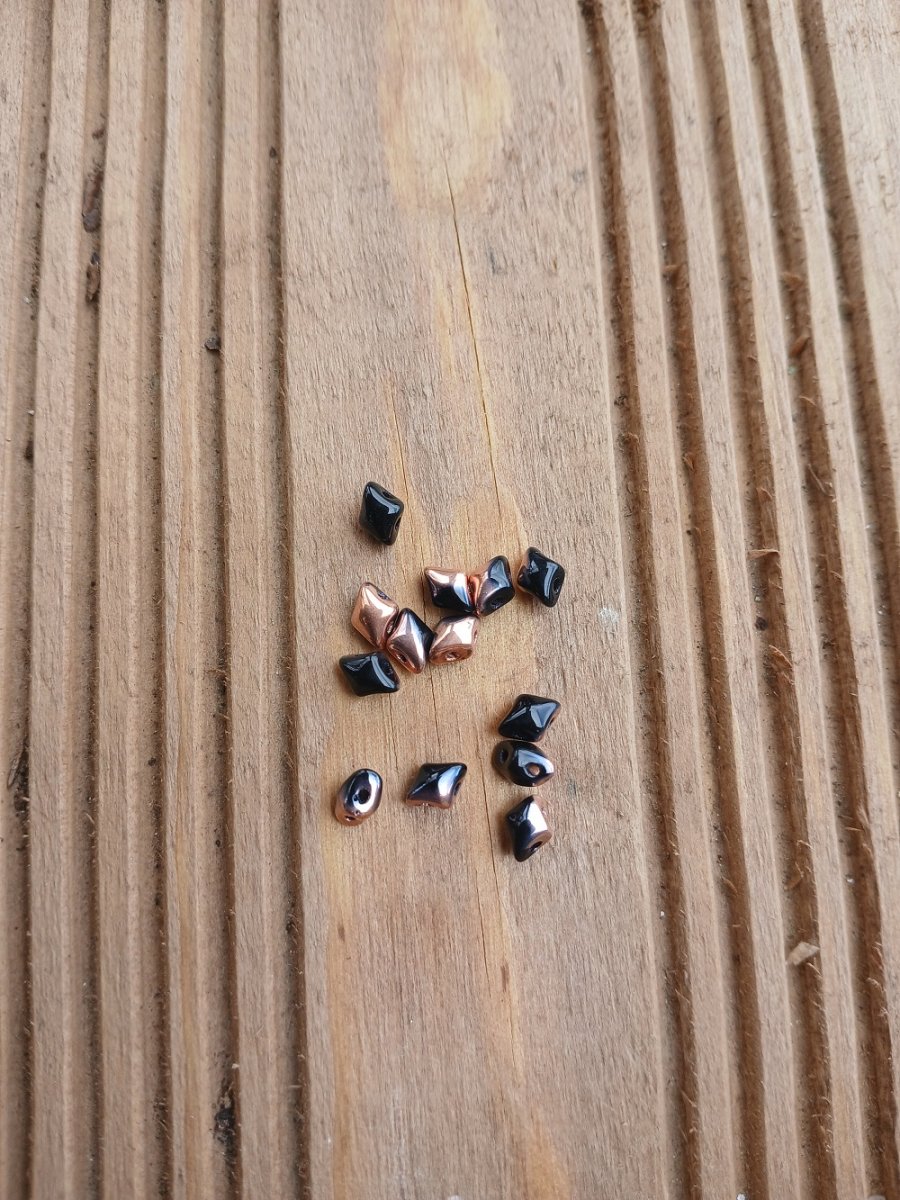 korálek mačkaný Vario černoměděný