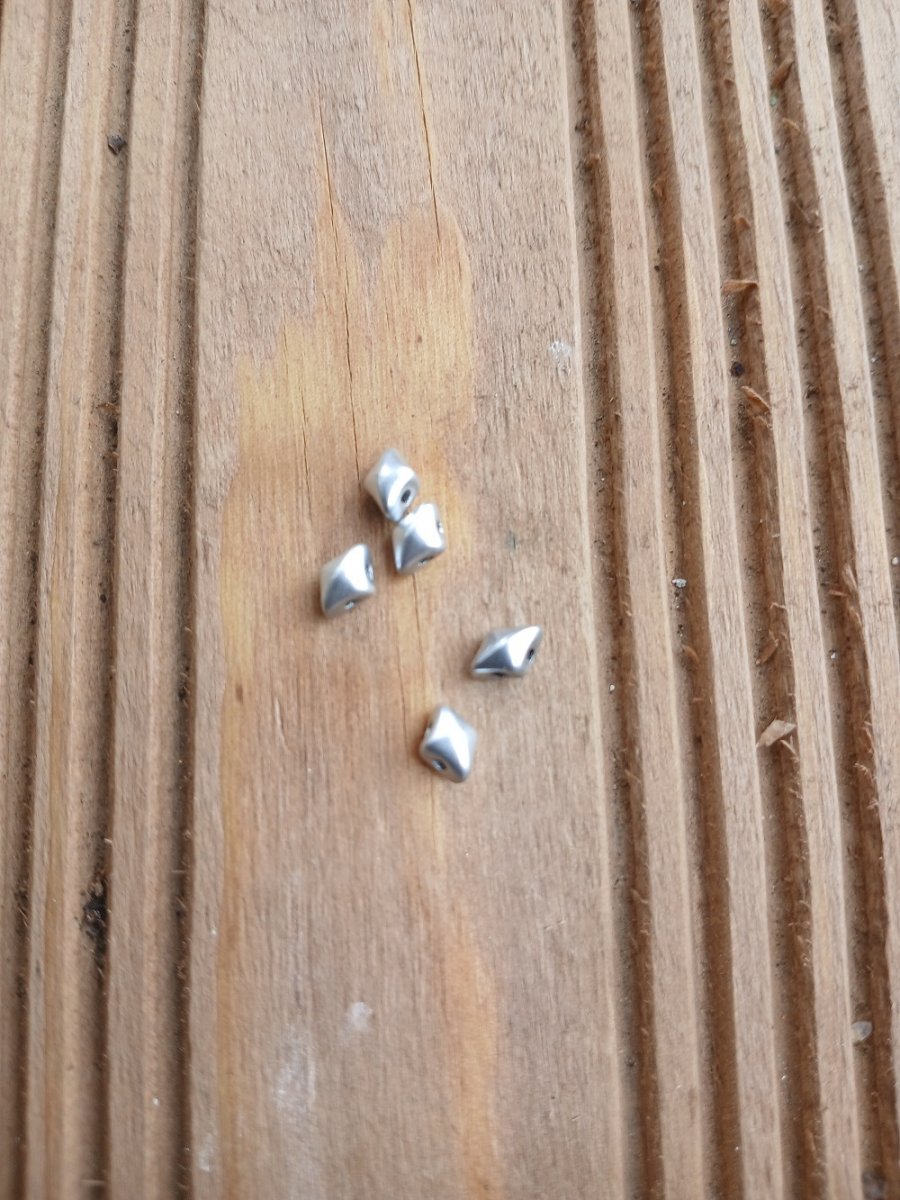 korálek mačkaný Vario stříbrný