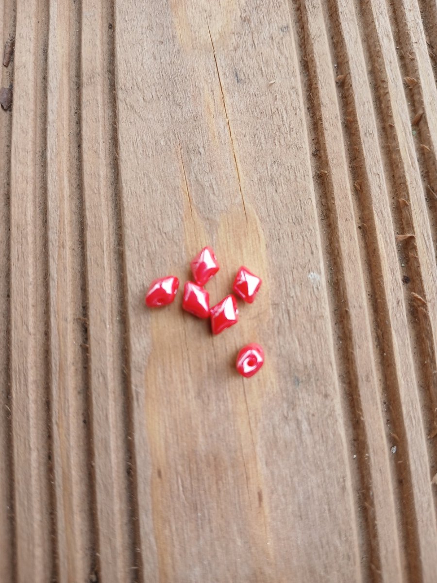 korálek mačkaný Vario červený perleťový