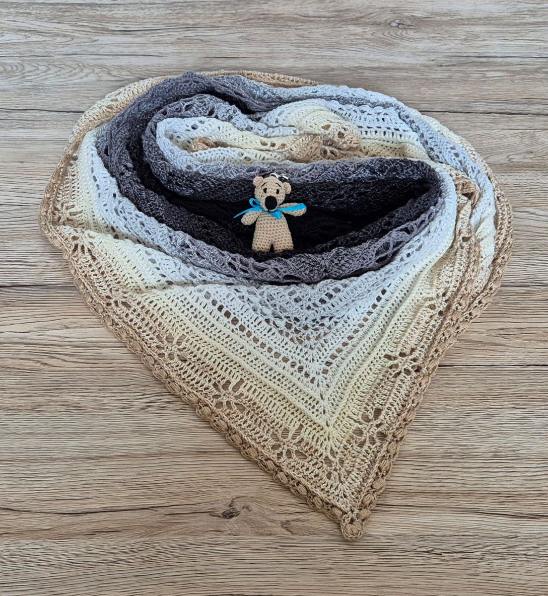 Háčkovaný šátek Flower Valley