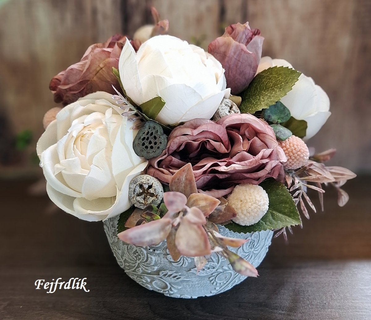 pivoňky s kraspédií v betonovém obalu..