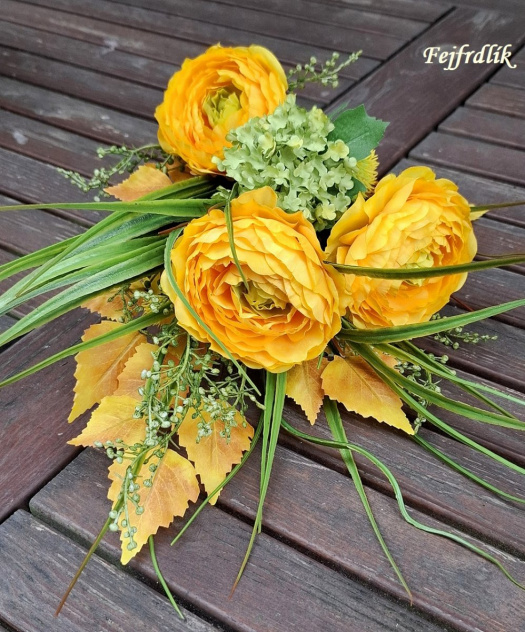 kytice - ranunculus s kalinou v trávě..