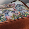 Kabelka menší crossbody- rozkvetlé domečky 