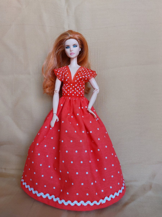 červené šatičky s puntíky pro Barbie