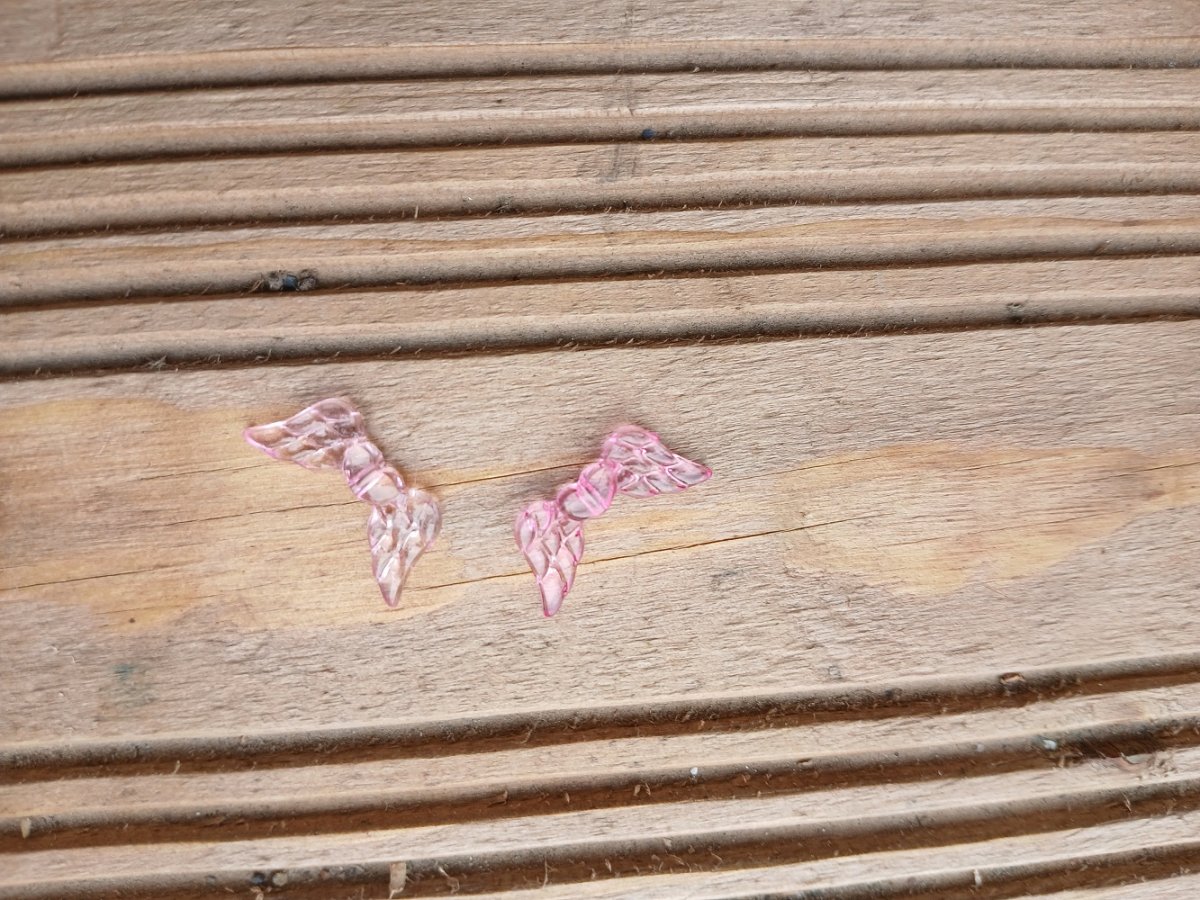 andělská křídla 20x10 mm, plast - tm. růžová