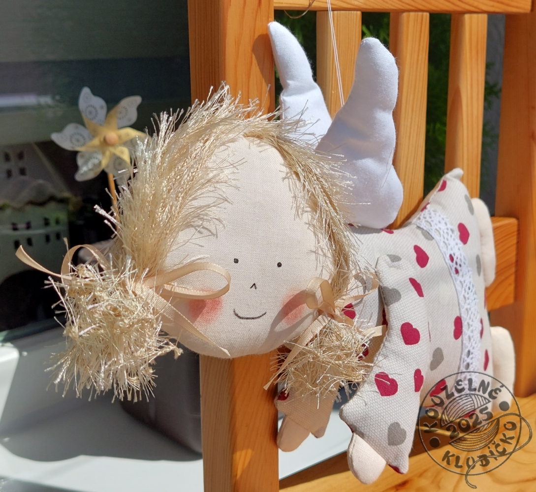 Andělka letící "REŽNÁ" se srdíčky