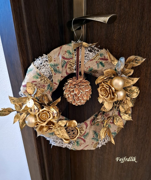 vánoční věneček ,, hnědozlatá šiška,,..