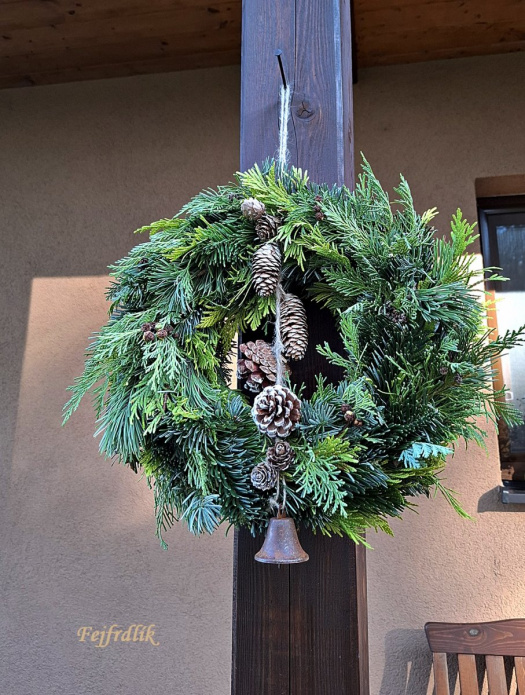 přírodní věnec se zvonkem..
