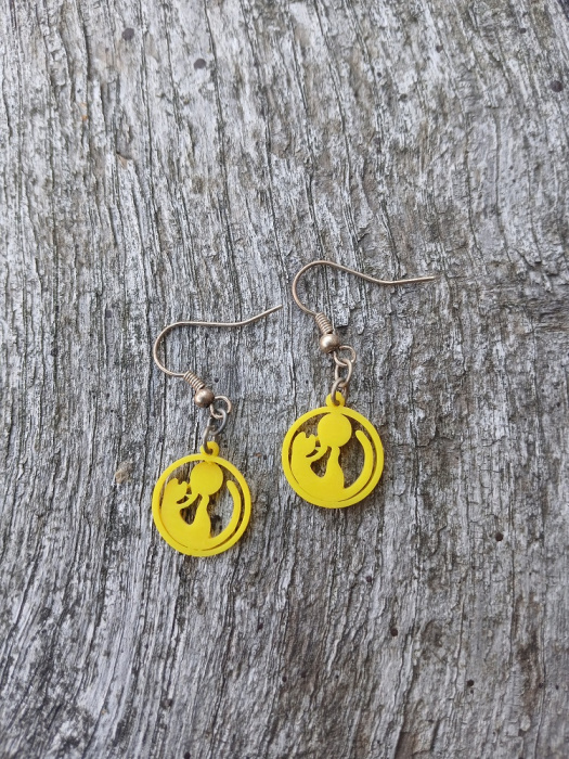 náušnice kočka v okně