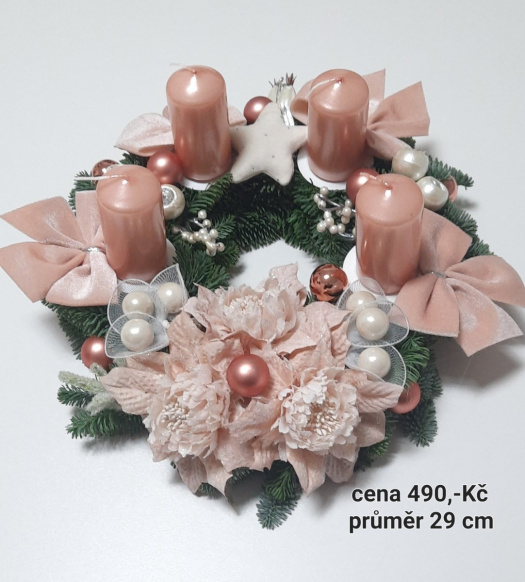 Adventní věnec z živého chvojí  lososový