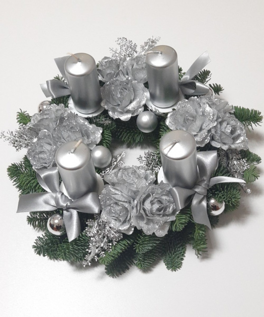 Adventní věnec z živého chvojí  stříbrný. 