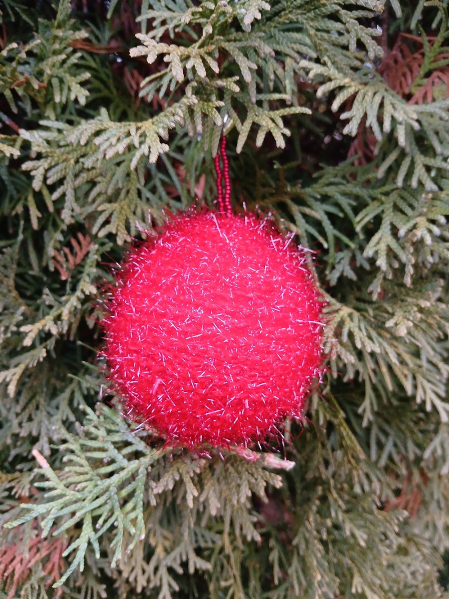 střapatá vánoční koule červená