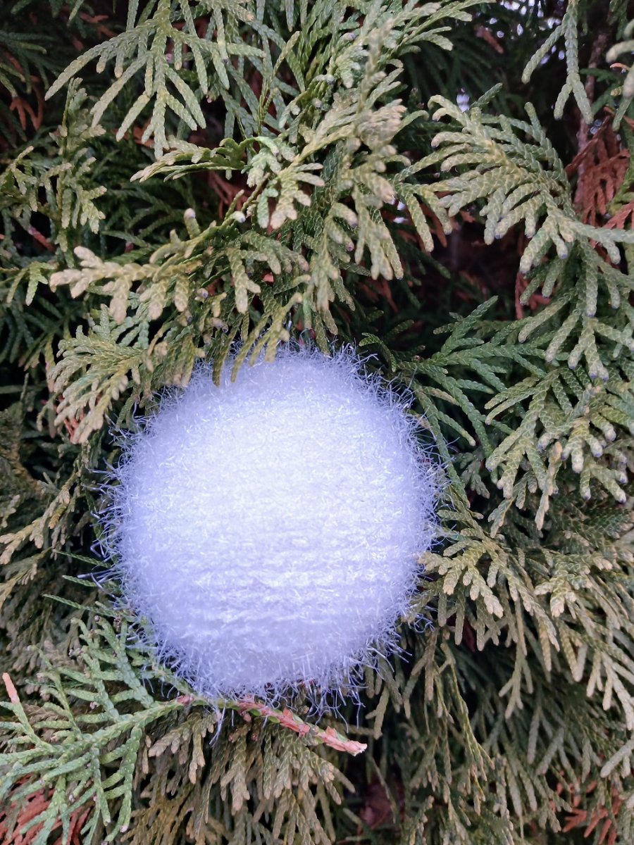 střapatá vánoční koule bílá