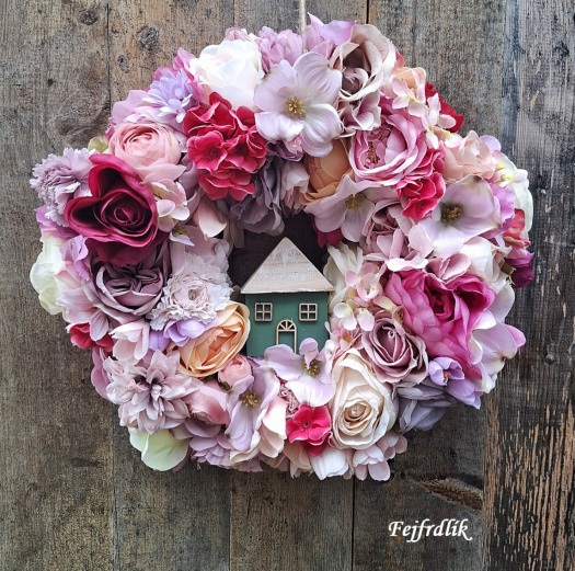 domek v zahradě plné květin..