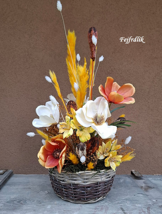 kulatý košík s magnoliemi a sušinou..