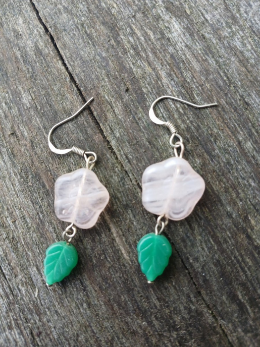 růžové kytičky s lístkem