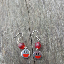 náušnice smajlík červený