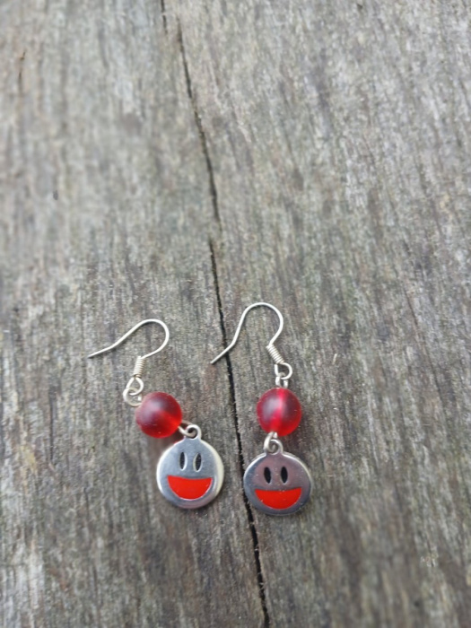 náušnice smajlík červený