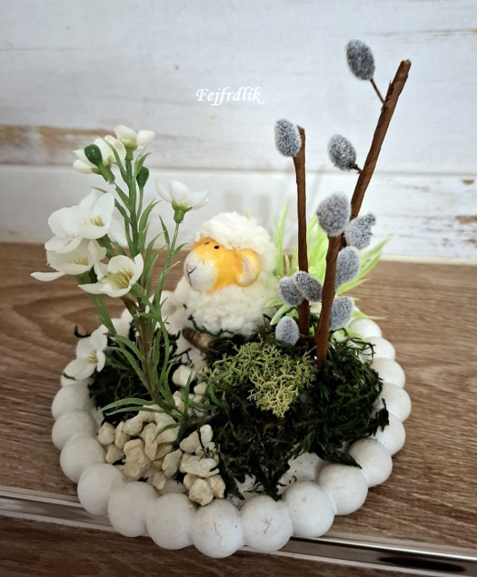 jarní aranž s ovečkou..