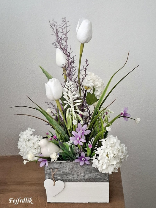 Jarní truhlík s kalinou a tulipány.